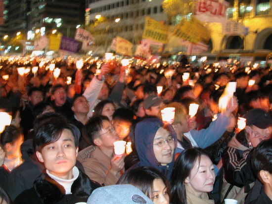 경찰 저지선을 뚫고 미 대사관으로 